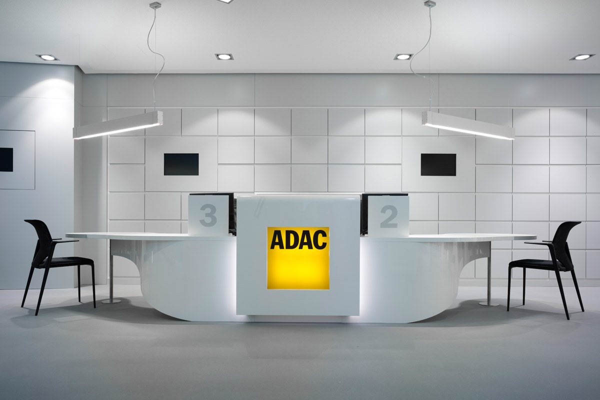 Ladenbau ADAC München: ie hellen Flächen in verschiedenen Weiß- und Grautönen gehen transzendent ineinander über.