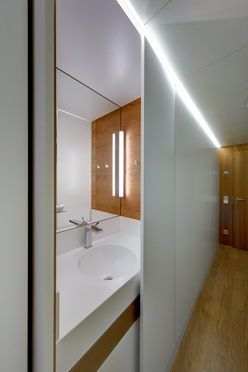 Büroeinrichtungen, die den Raum perfekt berücksichtigen: selbst das Waschbecken integriert der Innenarchitekt.