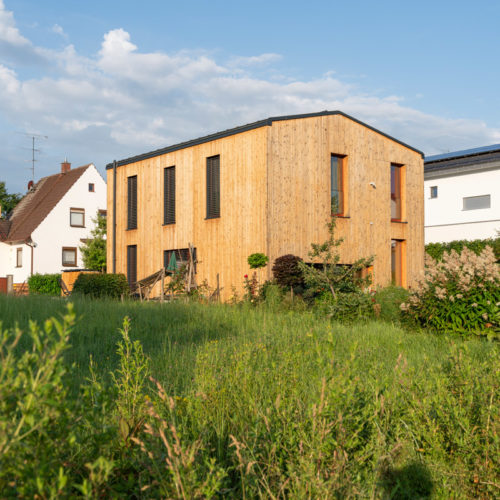 Holzbau Haus am Bach: Das Einfamilienhaus ist in Brettsperrholzbauweise errichtet.