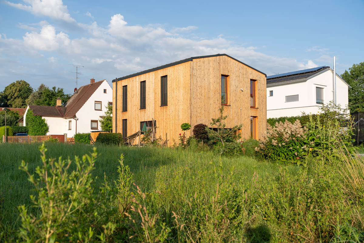 Holzbau Haus am Bach: Das Einfamilienhaus ist in Brettsperrholzbauweise errichtet.