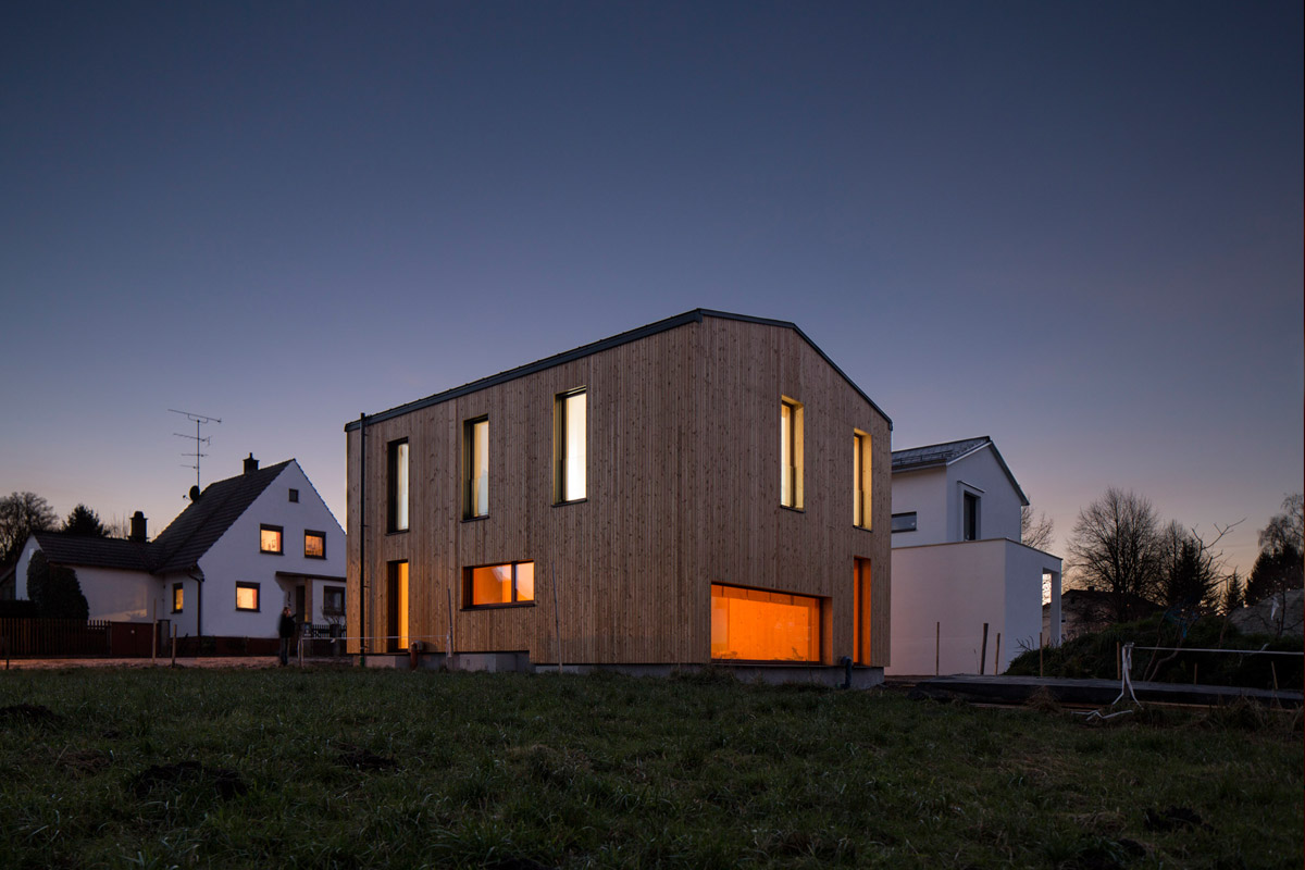 Holzbau Haus am Bach: Auf einer Grundfläche von 88 m² und einer Wohnfläche von nicht ganz 150 m² hat die Familie Raum für Gemeinsames und Rückzug.