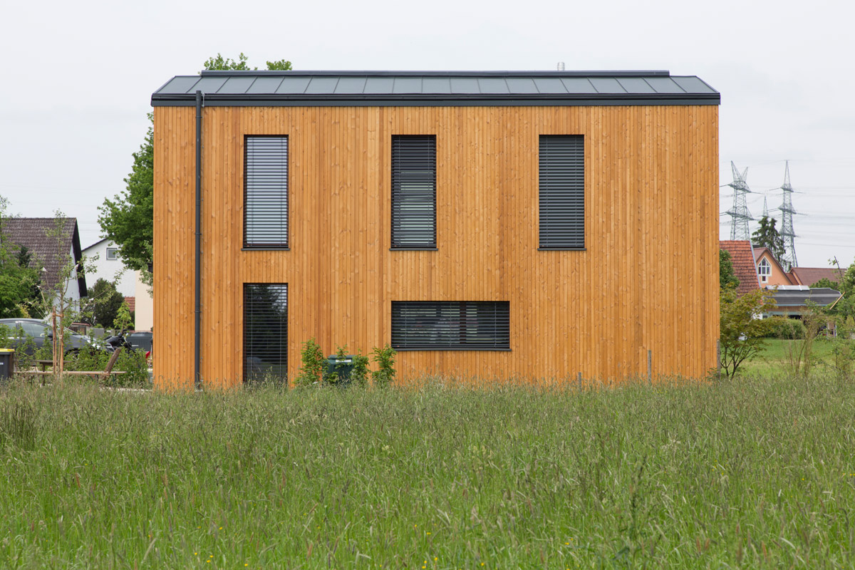 Holzbau Haus am Bach: Die Anordnung und Größe der Fenster entwickelt sich aus den Nutzungen im Inneren.