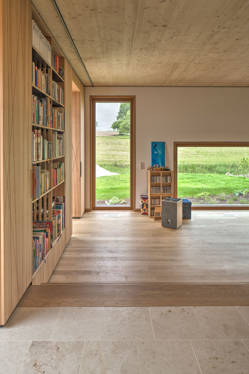 Holzhaus Haus am Bach: Die EG-Bereiche werden durch einen über die gesamte Hauslänge verlaufenden Wandschrank zusammengefasst.