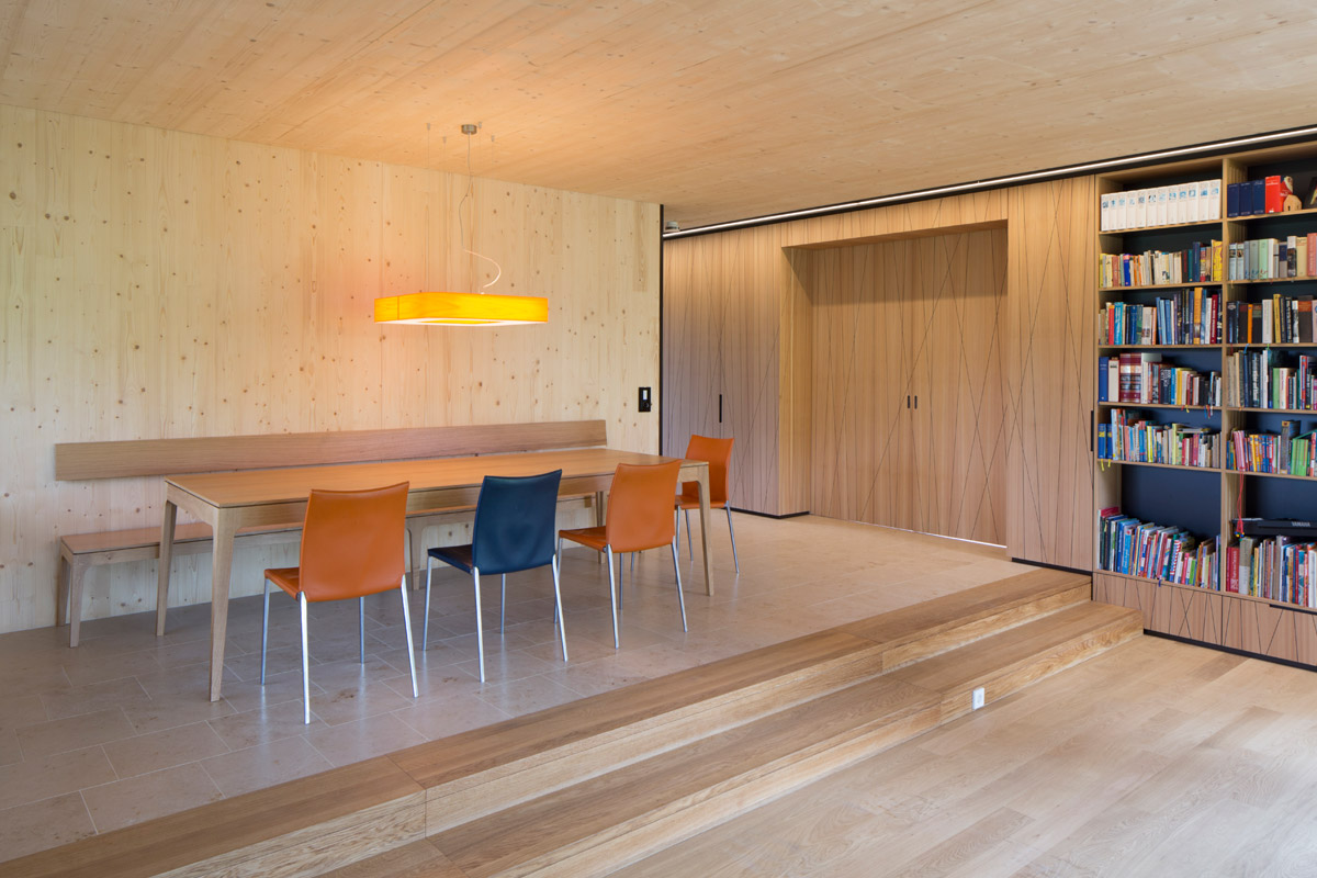 Holzbau Haus am Bach: Die äußere Topografie wird im Innenbereich erlebbar.