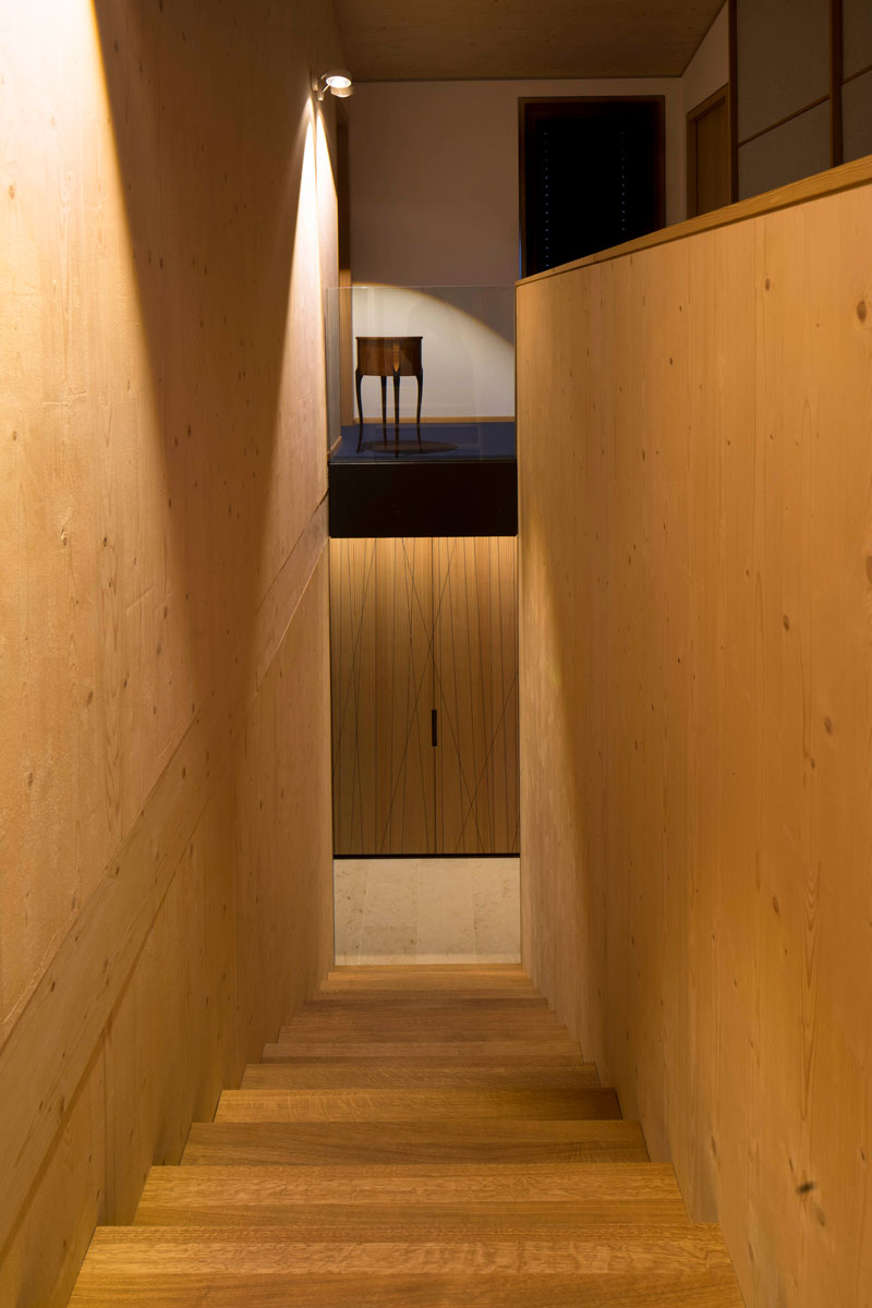 Holzbau Haus am Bach: Als wichtigste raumbildende Maßnahme dient die einläufige Treppe.