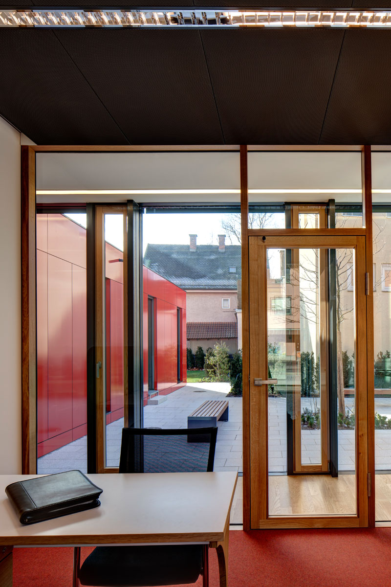 Holzbau Immobilien-Pavillon: Große Glasflächen verschaffen Transparenz, trotzdem wird die Diskretion gewahrt.