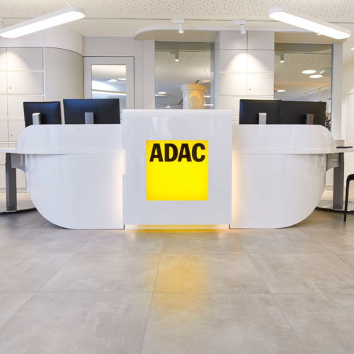 Ladenbau ADAC Landshut: Neue Grundrisse, hell und offen gegliedert, ermöglichten eine getrennte Anordnung für die Dienstleistungen.