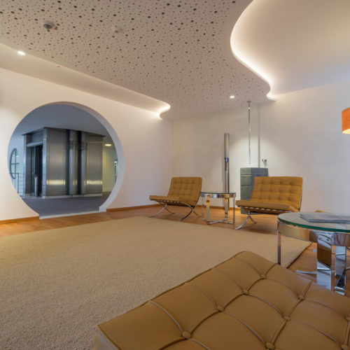 Lounge im Bankhaus - die Anordnung der Sitze lenkt den Blick auf ein Kunstwerk.