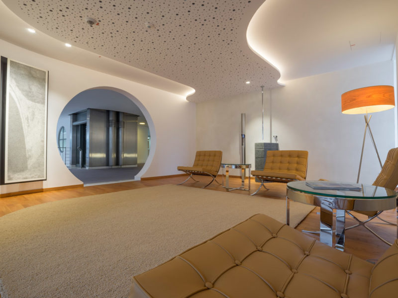 Lounge im Bankhaus - die Anordnung der Sitze lenkt den Blick auf ein Kunstwerk.