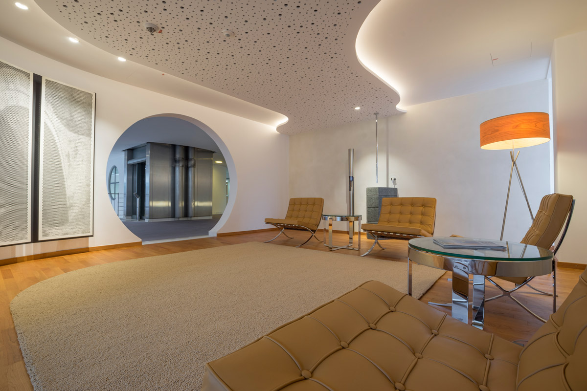 Lounge im Bankhaus - die Anordnung der Sitze lenkt den Blick auf ein Kunstwerk.