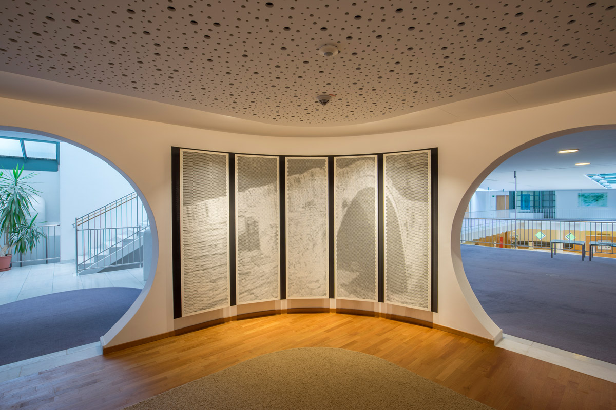 Lounge im Bankhaus - der Besucher blickt auf ein Kunstwerk von Michael Krause aus Altomünster.
